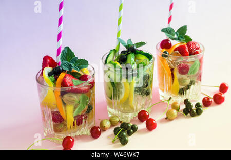 Estate rinfrescante cocktail di frutta naturale e varie bacche con ghiaccio e foglie di menta infuso con acqua. Contiene il limone, arancia, fragola, cher Foto Stock