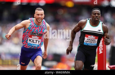 Gran Bretagna Richard Kilty (sinistra) e Harry Aikines-Aryeetey negli uomini 100m 2 di calore durante il giorno uno della IAAF London Diamond League si incontrano a Londra Stadium. Foto Stock