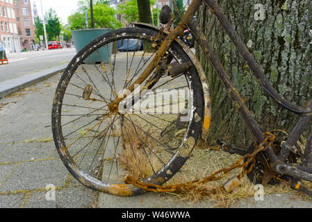 Bike pescato fuori del canale dalla città di detergenti e che vogliono essere prelevato dal cestino Foto Stock