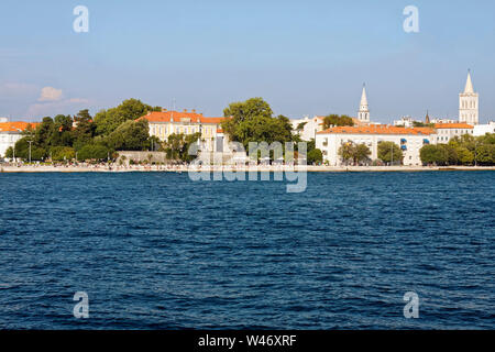 Waterside scena; edifici, persone sui gradini, rilassante, organo marino, Riva, Mare Adriatico, Zadar, Croazia; Europa; estate, orizzontale Foto Stock