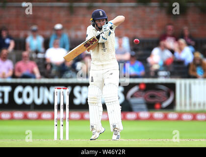 In inghilterra il Capitano Heather Knight in azione di ovatta durante il giorno tre delle donne del Ceneri Test match alla Cooper Associates County Ground, Taunton. Foto Stock