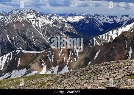 Bella alta altitudine paesaggio alpino con cime innevate, montagne rocciose, Colorado Foto Stock