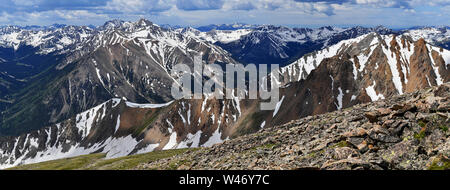 Bella alta altitudine paesaggio alpino con cime innevate, montagne rocciose, Colorado Foto Stock