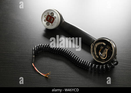 Rotto Vintage cornetta del telefono su sfondo di legno Foto Stock