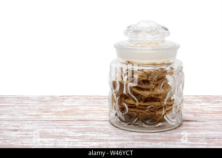 Vaso di vetro con i biscotti su sfondo di legno Foto Stock