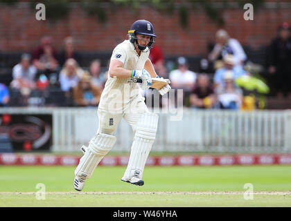 In inghilterra il Capitano Heather Knight in azione di ovatta durante il giorno tre delle donne del Ceneri Test match alla Cooper Associates County Ground, Taunton. Foto Stock