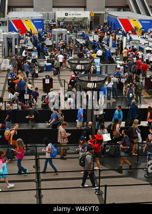 La Folla di viaggiatori in una lunga coda in Transportation Security Administration Controllo sicurezza in aeroporto Internazionale di Denver su summer weekend di vacanza Foto Stock