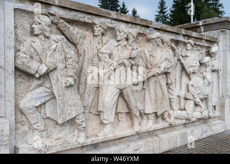 Rilievo (pulito) sul monumento dell'esercito sovietico a Svidník (seconda guerra mondiale). Slovacchia, Europa. Foto Stock