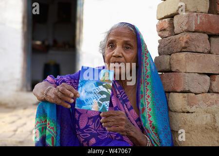 Donna anziana che mostra il documento Foto Stock