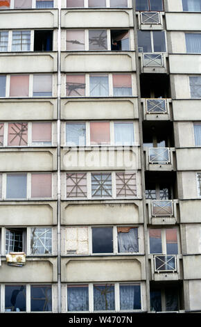 Il 12 aprile 1993 durante l'assedio di Sarajevo: un alto isolato di appartamenti su Blagoja Parovica (oggi chiamato Paromlinska Street) dove solo un paio di windows sono rotti - la maggior parte sono fissati con nastro e le persiane sono disegnati. Foto Stock