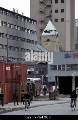 Il 12 aprile 1993 durante l'assedio di Sarajevo: la vista verso ovest lungo Blagoja Parovica (oggi chiamato Paromlinska). Contenitori impilati e un bus con lamiera di acciaio fissata ad essa agiscono come schermi di cecchino attraverso il rinforzo Vujicica (oggi chiamato Malta Street). Foto Stock