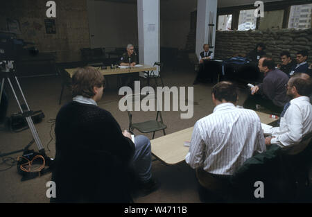 Il 17 aprile 1993 durante l'assedio di Sarajevo: UNPROFOR Comandante portavoce Barry Frewer affacciata alla media al mattino regolari briefing con la stampa nella sede delle Nazioni Unite, l'edificio PTT. Foto Stock