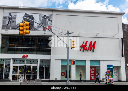 La città di New York, Stati Uniti d'America - 1 Agosto 2018: H&M negozio di abbigliamento con le persone intorno a Harlem, Manhattan, New York City, Stati Uniti d'America Foto Stock