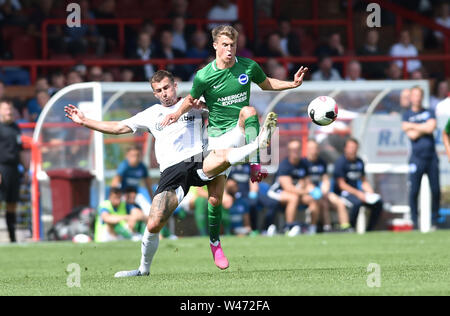 Aldershot UK xx luglio 2019 - Solly marzo di Brighton (destra) vince la sfera durante la pre-stagione amichevole partita di calcio tra Fulham e Brighton e Hove Albion presso il i servizi elettrici Stadium di Aldershot . Credito : Simon Dack / Alamy Live News Foto Stock