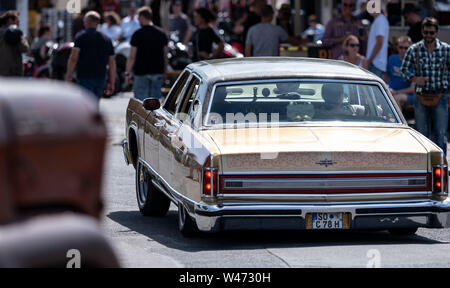 Hannover, Germania. Il 20 luglio, 2019. Un cosiddetto 'Lowrider' aziona durante la strada Mag Show di Hannover al di sopra dell'area. Circa 2500 motorizzati auto classica dagli USA sono stati in mostra ad Hannover dal sabato. Credito: Peter Steffen/dpa/Alamy Live News Foto Stock