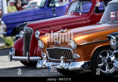 Hannover, Germania. Il 20 luglio, 2019. Ci lucido automobili sono in piedi in fila durante la strada Mag Show di Hannover. Circa 2500 motorizzati auto classica dagli USA sono stati in mostra ad Hannover dal sabato. Credito: Peter Steffen/dpa/Alamy Live News Foto Stock