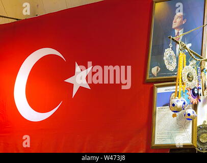 Istanbul, Turchia - 05/29/2010: Kemal Ataturk fotografia, bandiera turca e il fascino di Istanbul mercato chiuso. Foto Stock