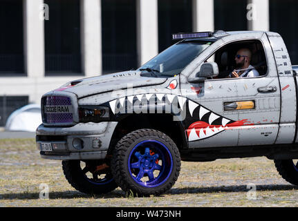 Hannover, Germania. Il 20 luglio, 2019. Una cospicua Dodge Ram unità su motivi durante la strada Mag Show di Hannover. Circa 2500 motorizzati auto classica dagli USA sono stati in mostra ad Hannover dal sabato. Credito: Peter Steffen/dpa/Alamy Live News Foto Stock