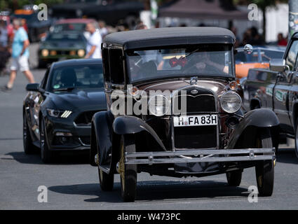 Hannover, Germania. Il 20 luglio, 2019. Durante la strada Mag Show di Hannover, una storica Ford aziona attraverso i motivi. Circa 2500 motorizzati auto classica dagli USA sono stati in mostra ad Hannover dal sabato. Credito: Peter Steffen/dpa/Alamy Live News Foto Stock