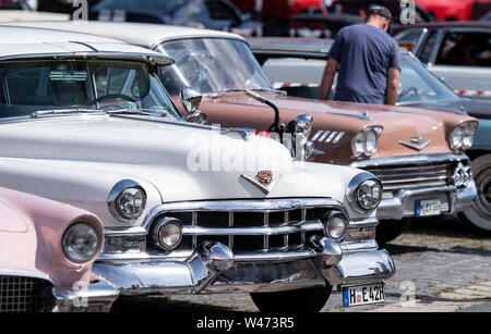 Hannover, Germania. Il 20 luglio, 2019. Ci lucido automobili sono in piedi in fila durante la strada Mag Show di Hannover. Circa 2500 motorizzati auto classica dagli USA sono stati in mostra ad Hannover dal sabato. Credito: Peter Steffen/dpa/Alamy Live News Foto Stock