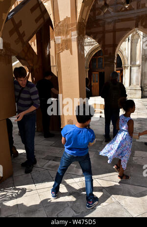 Guildhall Yard, Londra, Regno Unito. Il 20 luglio 2019. I volontari aiutano a costruire il 20m di cartone del popolo torre dall artista Olivier Grossetête in Guildhall yard. Costruito su Sabato la torre sarà battuto sopra la domenica. Credito: Matteo Chattle/Alamy Live News Foto Stock