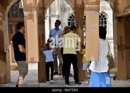 Guildhall Yard, Londra, Regno Unito. Il 20 luglio 2019. I volontari aiutano a costruire il 20m di cartone del popolo torre dall artista Olivier Grossetête in Guildhall yard. Costruito su Sabato la torre sarà battuto sopra la domenica. Credito: Matteo Chattle/Alamy Live News Foto Stock