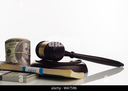 Giudice di martello e di pacchi di dollari e le banconote in euro su uno sfondo bianco. Il concetto di crescita del debito nazionale- immagine Foto Stock