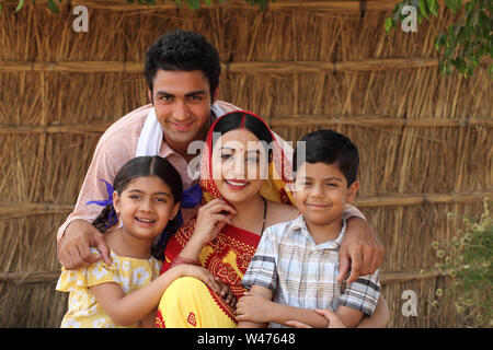 Ritratto di Indian famiglia rurale sorridente Foto Stock