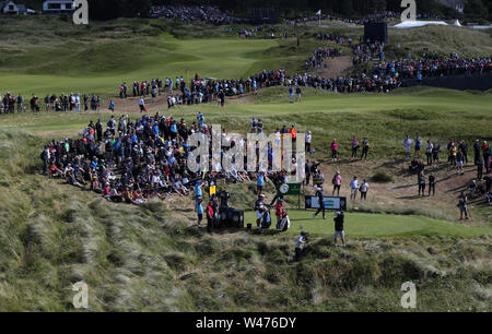 USA la Giordania Spieth tees off 7 durante la terza giornata del Campionato Open 2019 presso il Royal Portrush Golf Club. Foto Stock