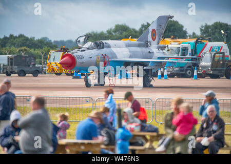 RAF Fairford, Glos, Regno Unito. Il 20 luglio 2019. Il giorno 2 del Royal International Air Tattoo (RIAT) con velivoli militari provenienti da tutto il mondo per assemblaggio di più grande del mondo con airshow a pieno schermo volanti in buone condizioni atmosferiche. Immagine: ex Patto di Varsavia MIG-21 Lancer rumeno della Air Force si prepara per la dimostrazione di volo. Credito: Malcolm Park/Alamy Live News. Foto Stock