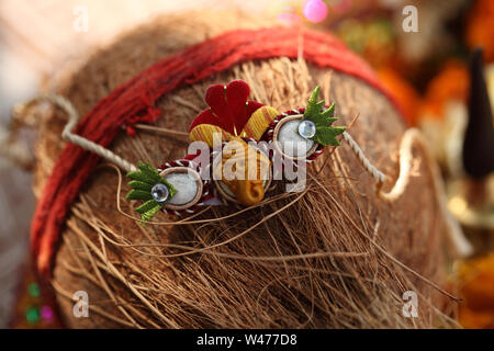 Primo piano di un rakhi sulla noce di cocco Foto Stock