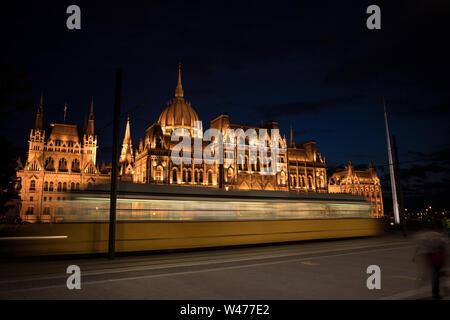 HUNGARIA - BUDAPEST IL PARLAMENTO - ERICTED DAL 1885 AL 1904 - Architetto Imre Steindl - PARLAMENT - ORSZÀGHÀZ - Budapest edificio storico - Budapest tram che passa davanti al palazzo del parlamento di notte © Frédéric BEAUMONT Foto Stock