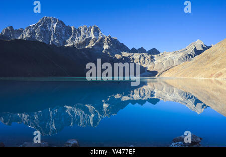 La riflessione nel lago di Gokyo, Everest regione, Nepal Foto Stock
