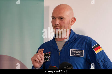 Berlino, Germania. Il 20 luglio, 2019. Astronauta Alexander Gerst parla ai giornalisti durante la Festa della Luna in occasione del cinquantesimo anniversario del primo sbarco sulla luna nel planetario di Berlino. In seguito ha dato una lezione a tutti i visitatori del festival. Credito: Paolo Zinken/dpa/Alamy Live News Foto Stock