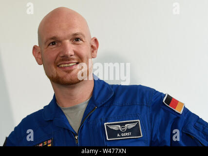 Berlino, Germania. Il 20 luglio, 2019. Astronauta Alexander Gerst parla ai giornalisti durante la Festa della Luna in occasione del cinquantesimo anniversario del primo sbarco sulla luna nel planetario di Berlino. In seguito ha dato una lezione a tutti i visitatori del festival. Credito: Paolo Zinken/dpa/Alamy Live News Foto Stock