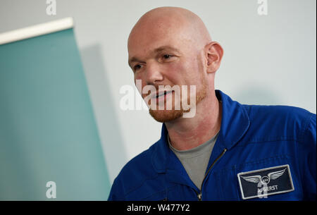 Berlino, Germania. Il 20 luglio, 2019. Astronauta Alexander Gerst parla ai giornalisti durante la Festa della Luna in occasione del cinquantesimo anniversario del primo sbarco sulla luna nel planetario di Berlino. In seguito ha dato una lezione a tutti i visitatori del festival. Credito: Paolo Zinken/dpa/Alamy Live News Foto Stock