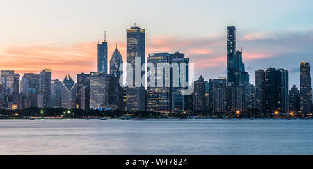 Sullo skyline di Chicago dopo il tramonto, girato da Adler Planetarium Foto Stock