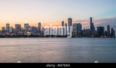 Sullo skyline di Chicago dopo il tramonto, girato da Adler Planetarium Foto Stock