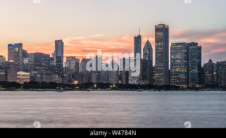 Sullo skyline di Chicago dopo il tramonto, girato da Adler Planetarium Foto Stock