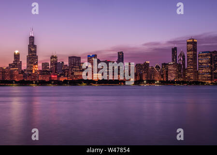 Sullo skyline di Chicago dopo il tramonto, girato da Adler Planetarium Foto Stock