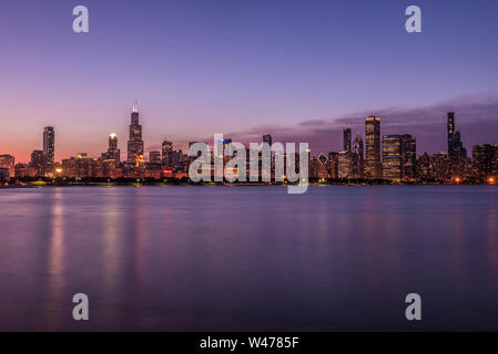 Sullo skyline di Chicago dopo il tramonto, girato da Adler Planetarium Foto Stock
