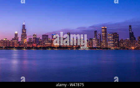 Sullo skyline di Chicago dopo il tramonto, girato da Adler Planetarium Foto Stock