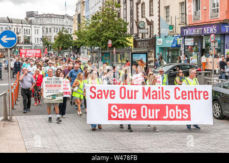 La città di Cork, Cork, Irlanda. Il 20 luglio, 2019. Ai lavoratori del settore postale marzo in segno di protesta contro la proposta di chiusura da un post del suo centro di distribuzione nella piccola isola con la perdita di 250 posti di lavoro, sulle strade di Cork, Irlanda. -Credito; David Creedon / Alamy Live News Foto Stock