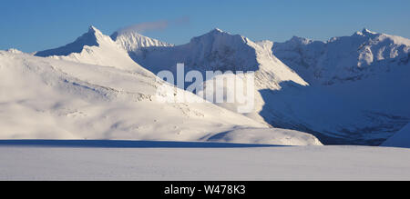 Cime innevate di Tromso, Norvegia Foto Stock