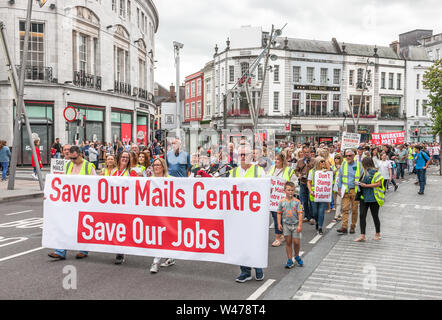 La città di Cork, Cork, Irlanda. Il 20 luglio, 2019. Ai lavoratori del settore postale marzo in segno di protesta contro la proposta di chiusura da un post del suo centro di distribuzione nella piccola isola con la perdita di 250 posti di lavoro, sulle strade di Cork, Irlanda. -Credito; David Creedon / Alamy Live News Foto Stock