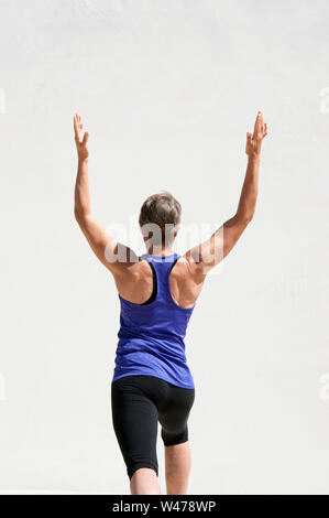 Coppia senior donna dolce practing Riparatoria Yoga pone fotografato in uno sfondo bianco. Foto Stock