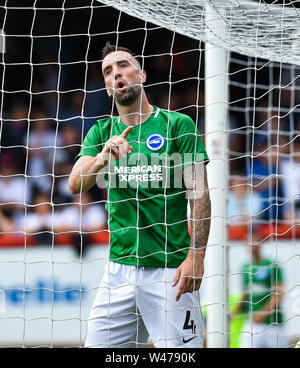 Aldershot UK xx luglio 2019 - Shane Duffy di Brighton durante la pre-stagione amichevole partita di calcio tra Fulham e Brighton e Hove Albion presso il i servizi elettrici Stadium di Aldershot . Credito : Simon Dack / Alamy Live News Foto Stock