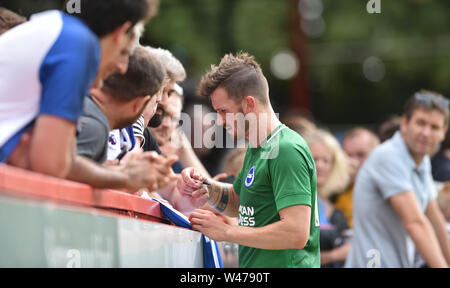 Aldershot UK 20 luglio 2019 - Pascal Gross di Brighton firma autografi durante la partita di calcio pre-stagione amichevole tra Fulham e Brighton e Hove Albion al Electrical Services Stadium di Aldershot . Credito : Simon Dack / Alamy Live News - solo per uso editoriale Foto Stock