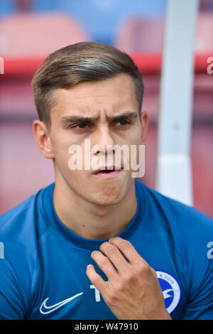 Aldershot UK 20 luglio 2019 - Leandro Trossard di Brighton durante la partita di calcio pre-stagione amichevole tra Fulham e Brighton e Hove Albion al The Electrical Services Stadium di Aldershot . Credito : Simon Dack / Alamy Live News - solo per uso editoriale Foto Stock