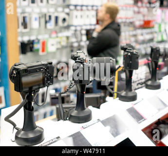 Londra, Regno Unito. Xx oct, 2017. Sony Fotocamere mirorless in una fotocamera shop presso l'aeroporto di Stansted di Londra. Credito: Yiannis Alexopoulos SOPA/images/ZUMA filo/Alamy Live News Foto Stock